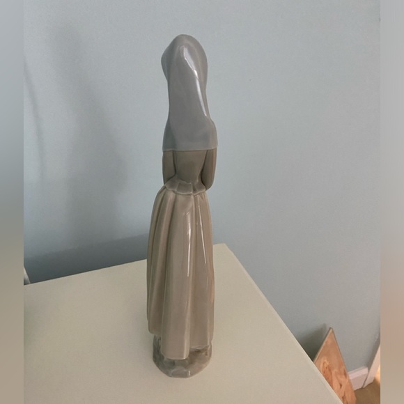 Lladro girl with basket made in Spain - Picture 3 of 4